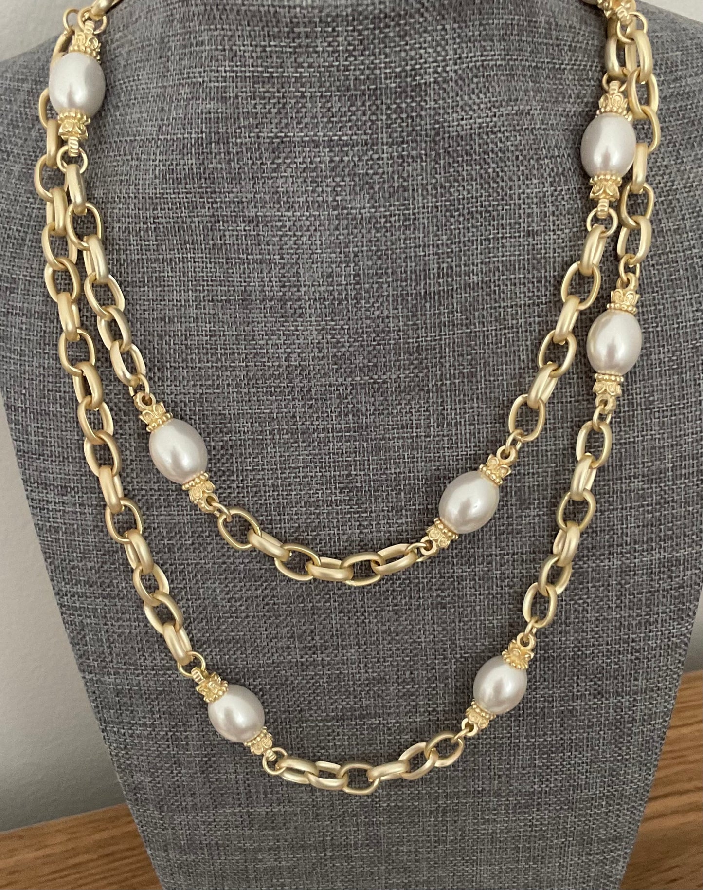Matt gold & faux pearl necklace & earring set