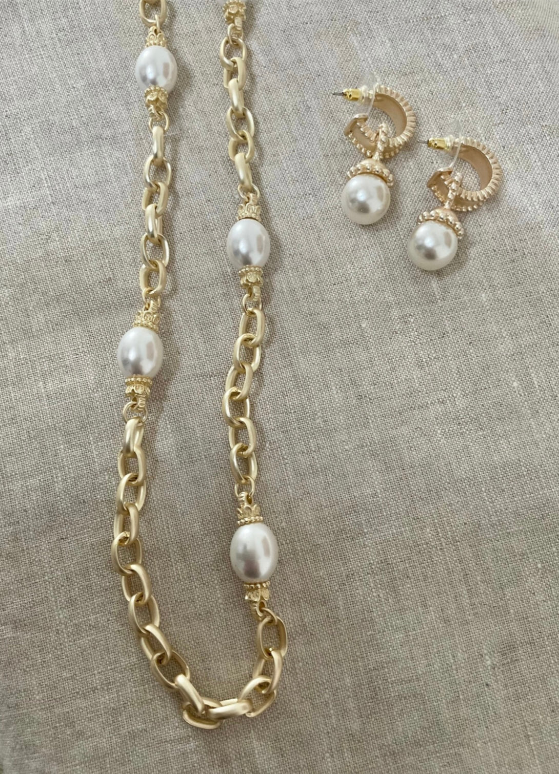 Matt gold & faux pearl necklace & earring set